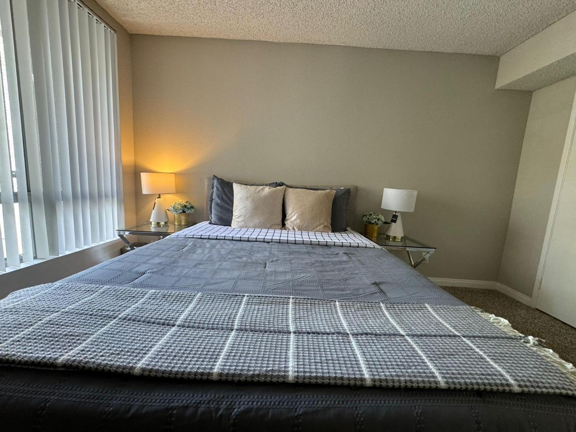 Incredible Two Bedroom Hollywood Apartments Free Parking Los Angeles Exterior foto