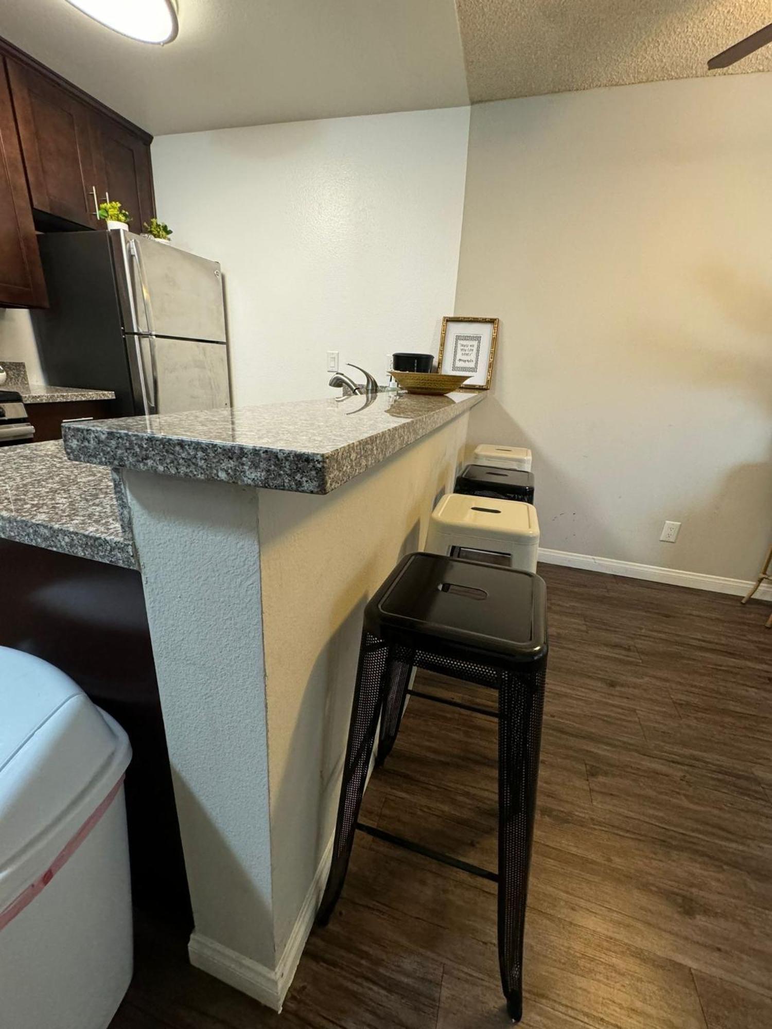 Incredible Two Bedroom Hollywood Apartments Free Parking Los Angeles Exterior foto