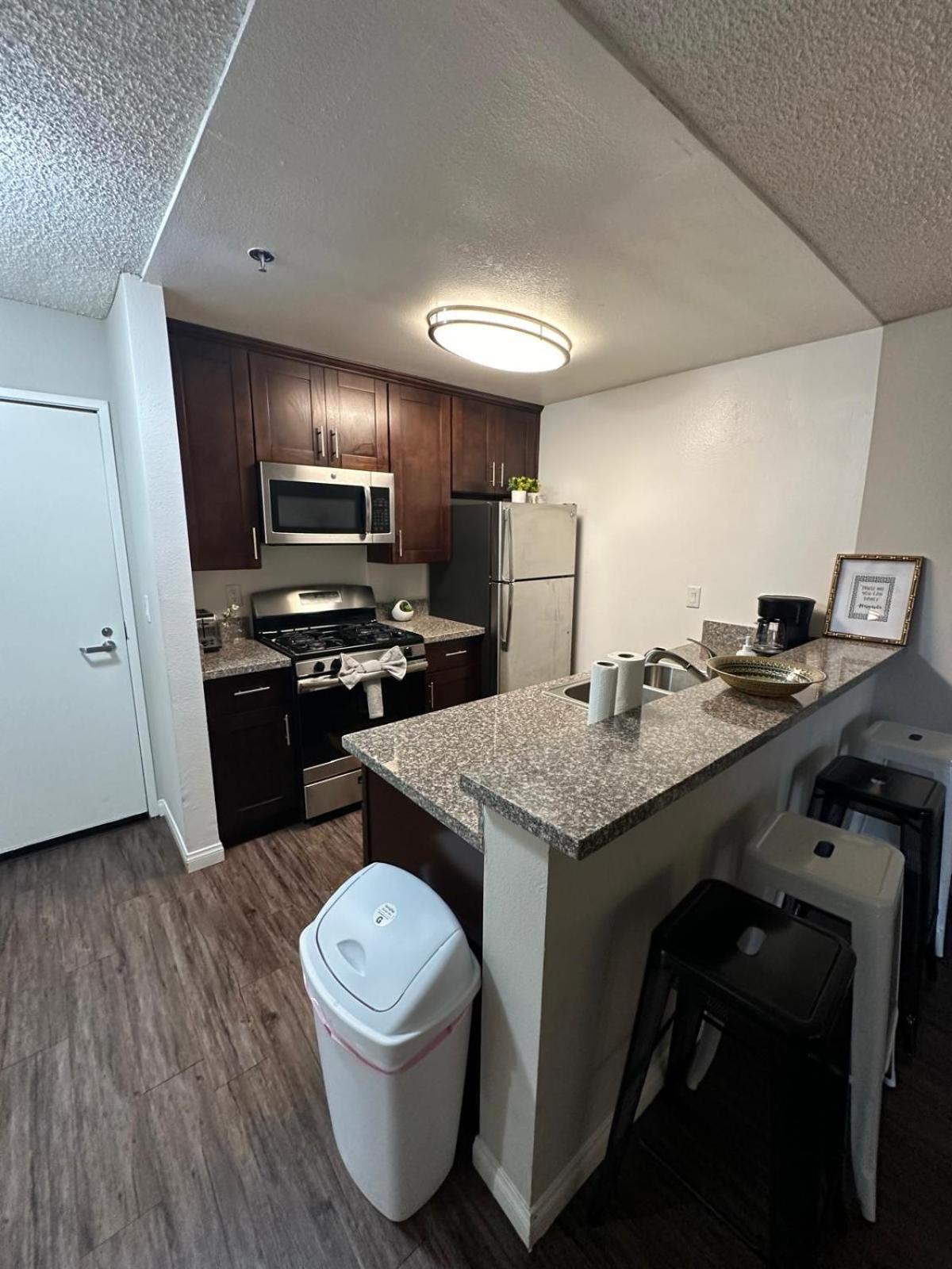 Incredible Two Bedroom Hollywood Apartments Free Parking Los Angeles Exterior foto