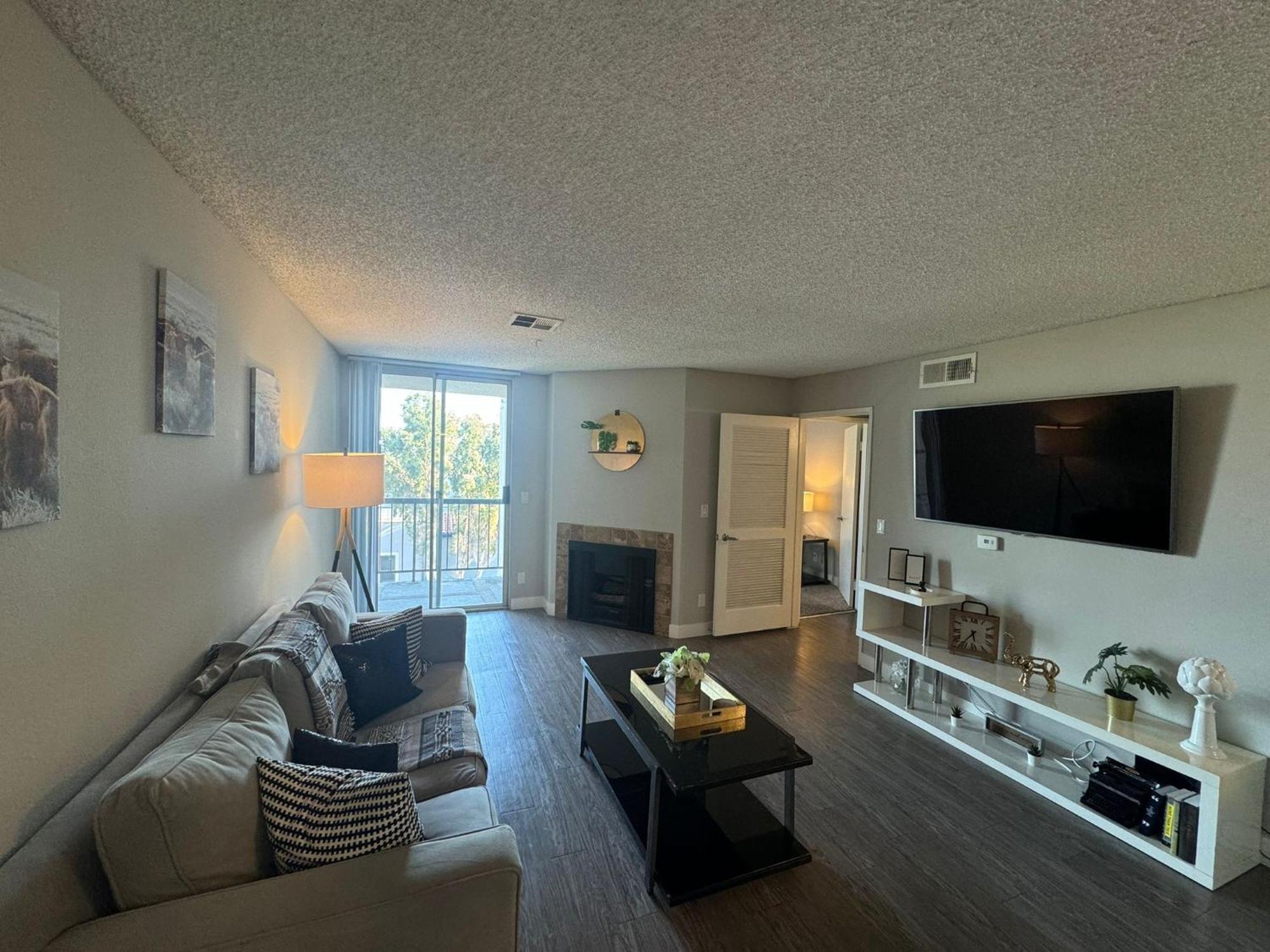 Incredible Two Bedroom Hollywood Apartments Free Parking Los Angeles Exterior foto