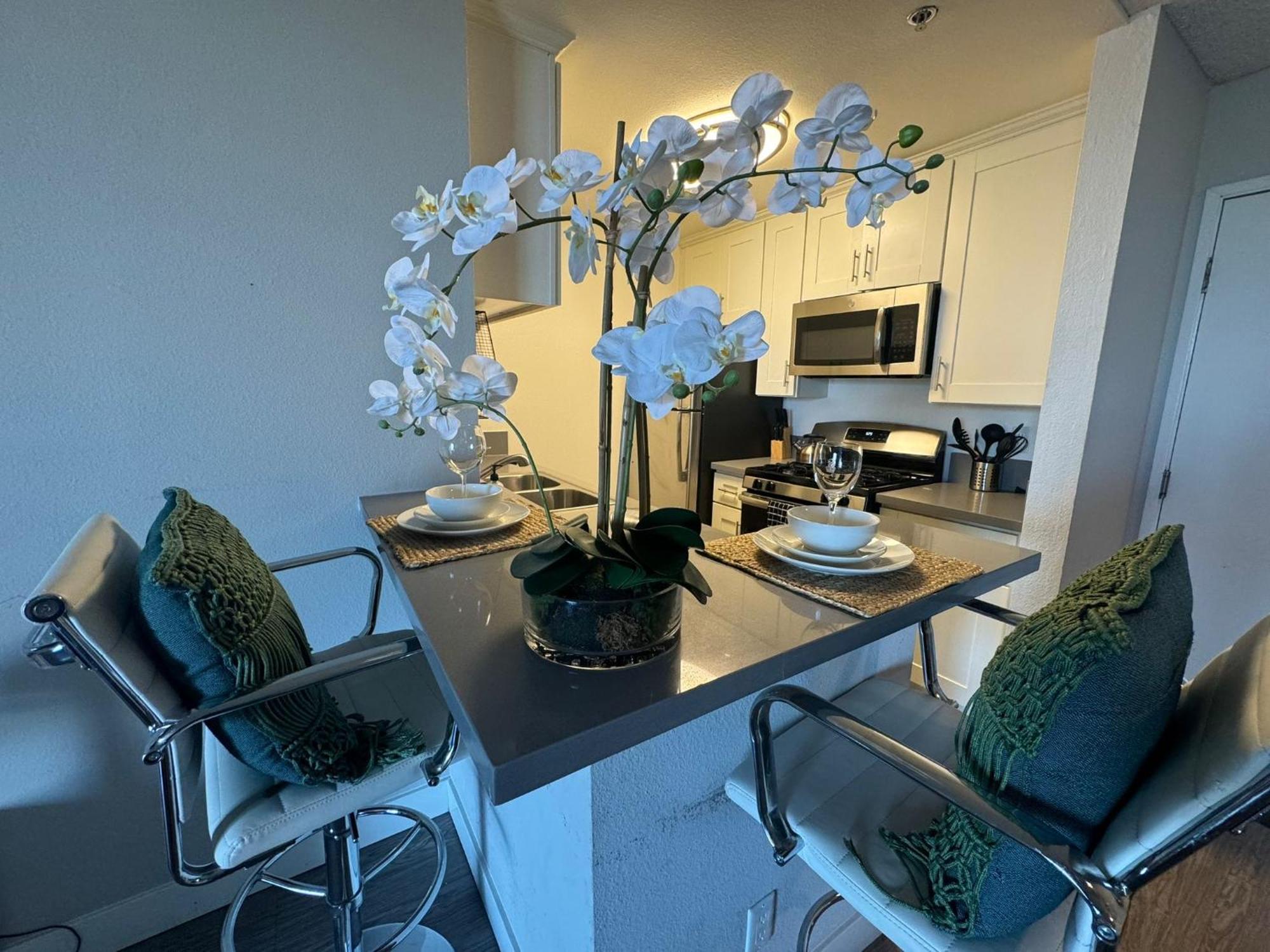 Incredible Two Bedroom Hollywood Apartments Free Parking Los Angeles Exterior foto